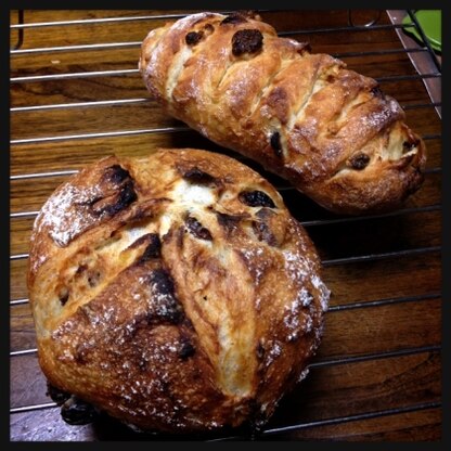 久しぶりのパン作り、クープは全然ダメダメでしたが、味は美味しいっ♪ドライマンゴーもinで。またリベします！